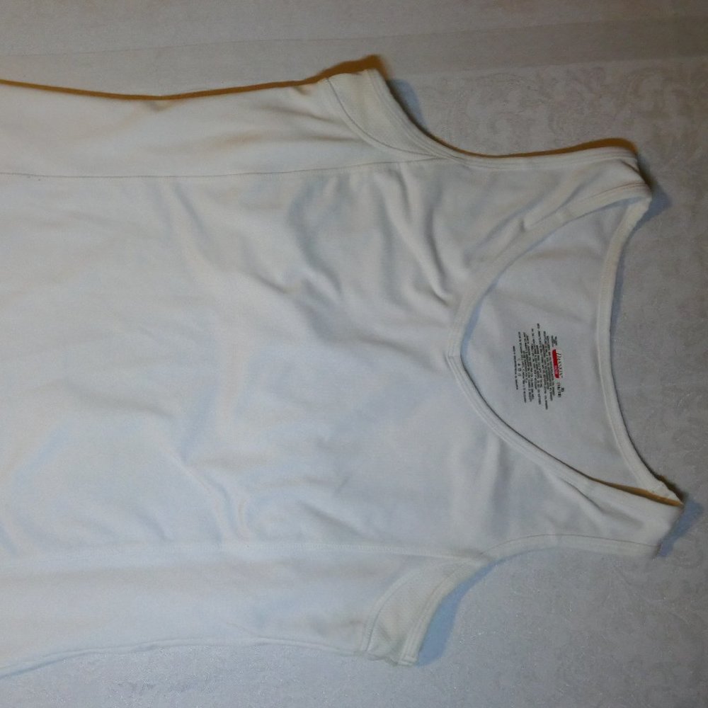 White Danskin Workout Top. XL. Shelf Bra. ***3/$18 bundle.